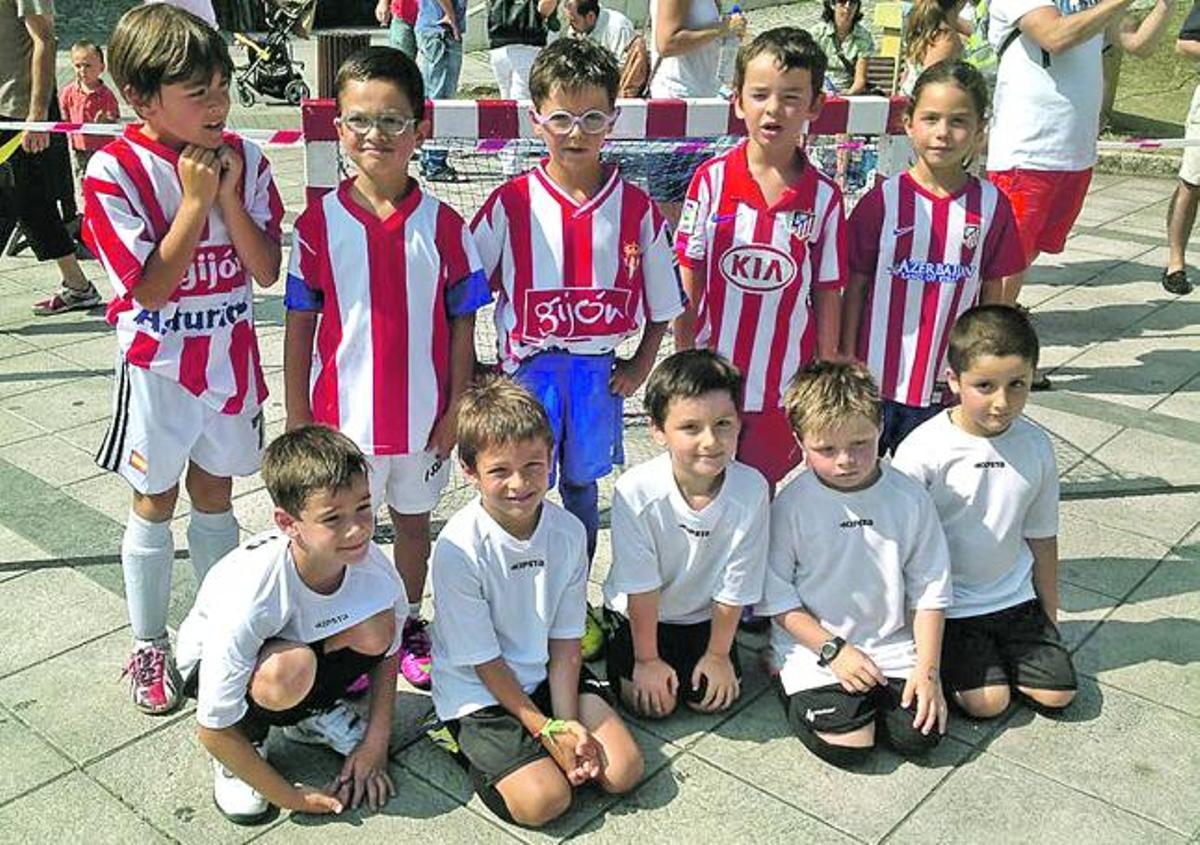De pie, por la izquierda: Pablo Euguren, Daniel Melendreras, Mateo Palacios, Pedro López y Laura Muñiz, de la Peña Atlética Alberto. Agachados: David Canga, Néstor Fernández, Lucas Yáñez, Luca Casasnovas y Hugo Méndez, del equipo La Fundición.