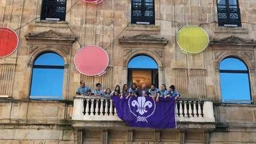 La bandera de los scouts pende del balcón municipal en el 162.º aniversario del nacimiento de su fundador