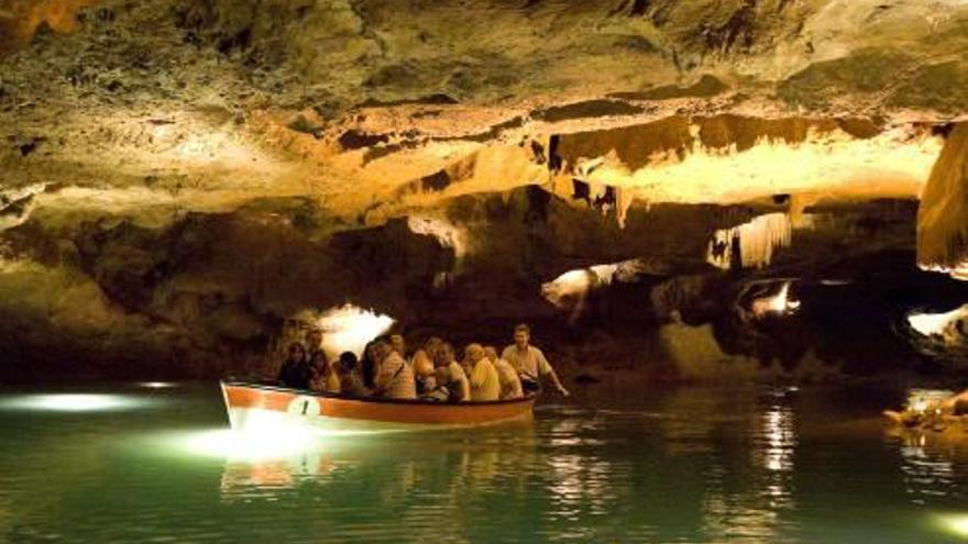 el paraje de sant josep ofrece diversos atractivos.Un grupo de turistas visitando las grutas en las típicas barcas que surcan el río subterráneo f levante-emv La ermita de la Sagrada Familia se puede visitar dentro del paraje f c. c. El área de Sant Josep tiene también zona de picnic además de restaurantes f c. c.