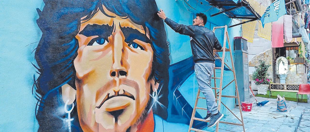 El artista Raffo Art finaliza el mural en homenaje a Maradona en Nápoles.