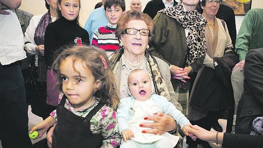 Lola Galán, ayer, rodeada de varios familiares.