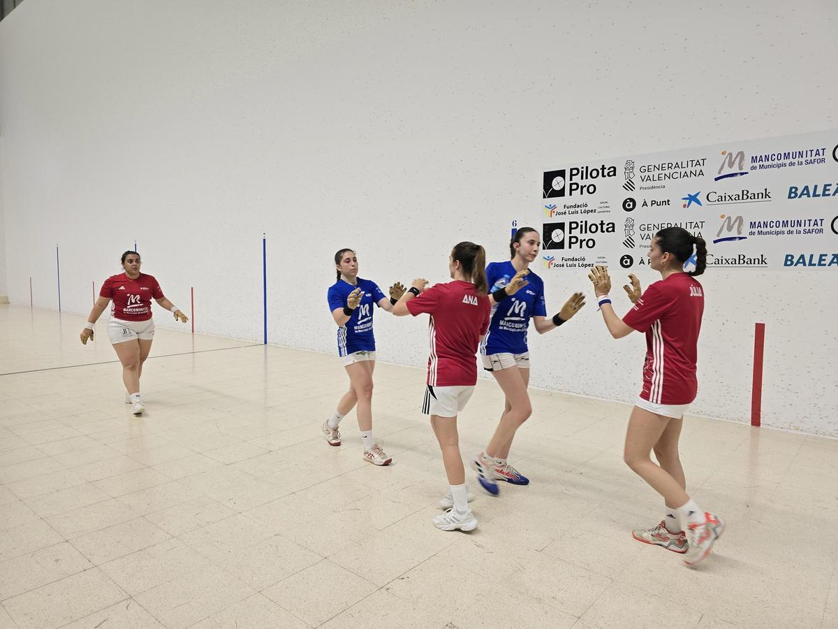 Els equips semifinalistes d'Oliva es donen la mà després de terminar la partida