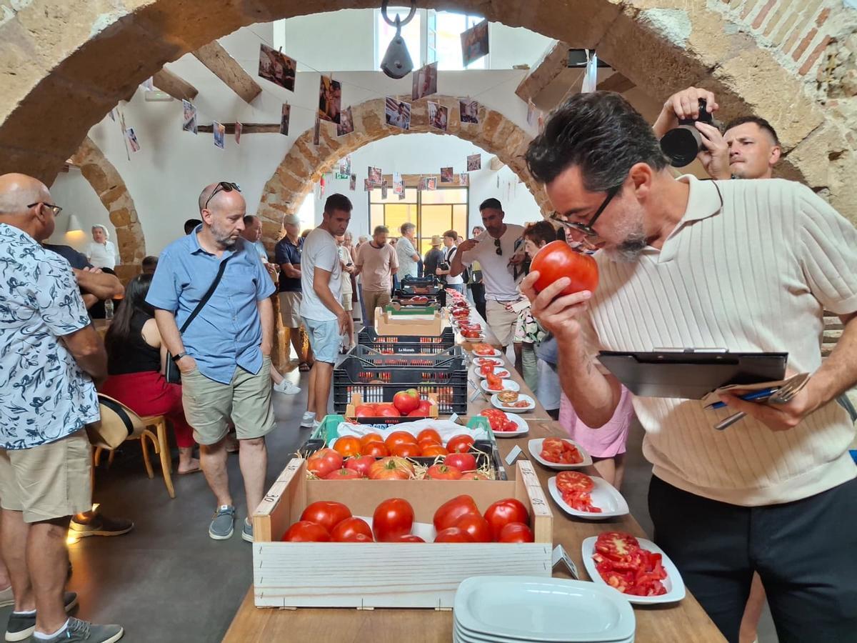 Quique Dacosta olfatea uno de los tomates. El jurado valoraba el sabor, la textura y el aroma.