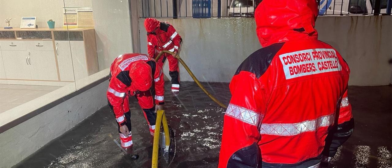 Bombers del parque de La Plana Baixa actuando en servicios por el temporal