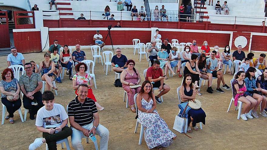 Los asistentes se sentaron en el albero y en las gradas.