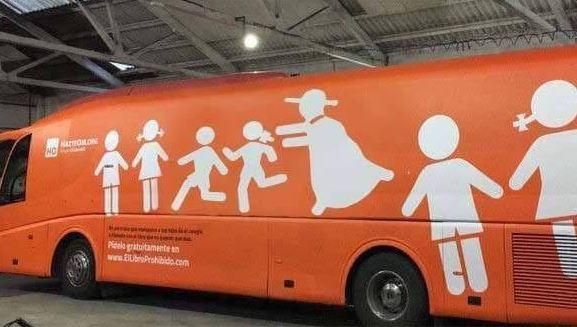 Las críticas al vehículo transfóbico del colectivo ultracatólico corren en forma de humor por las redes sociales.