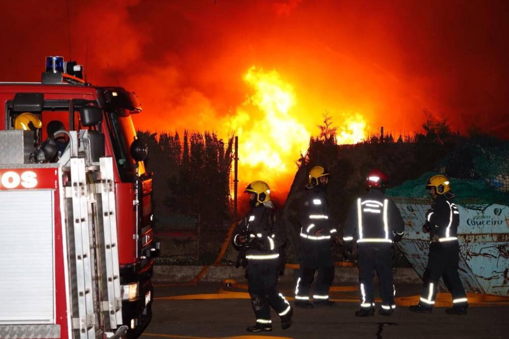 Arde una nave en el polígono de As Gándaras