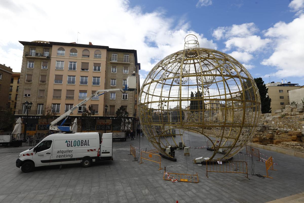 EN IMÁGENES | La bola gigante de Navidad aterriza de nuevo en Zaragoza