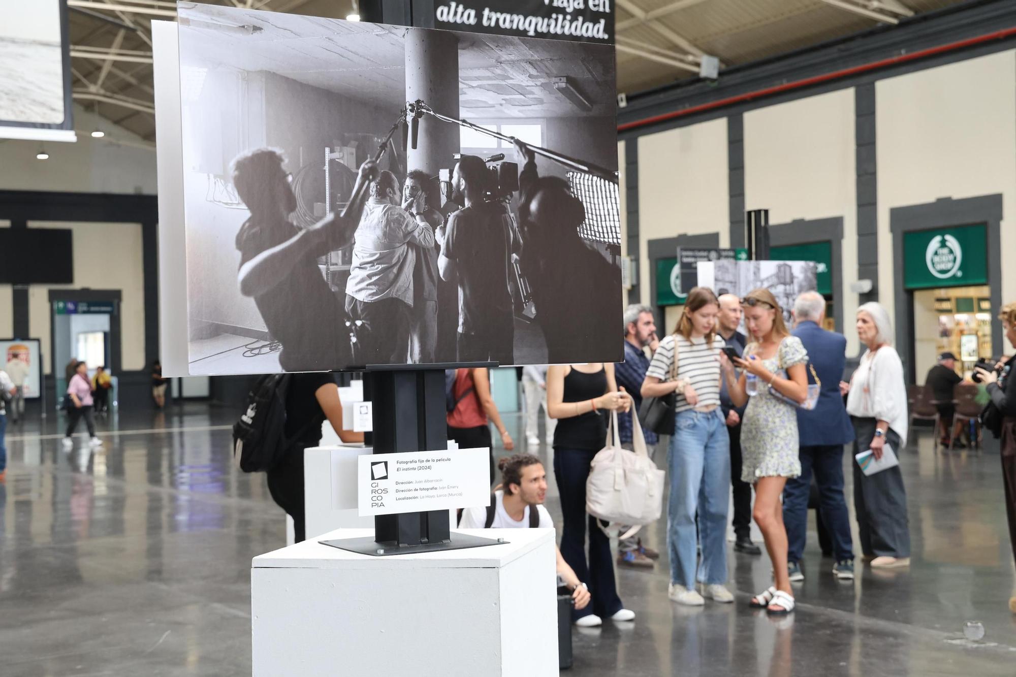 Inauguración de la exposición "Bienvenido a una ciudad de cine" en la estación de Renfe de Alicante