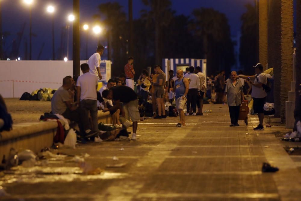 Recogida de residuos en la noche de San Juan en València