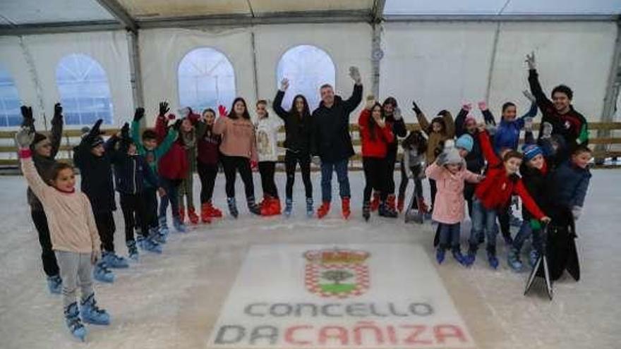 Piña con niños y jóvenes cañicenses en la pista. // Anxo Gutiérrez