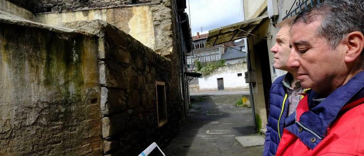 Eusebio García Ríos y Fito Fernández, con las fotos que sacaron el primer día en El Lugarín.