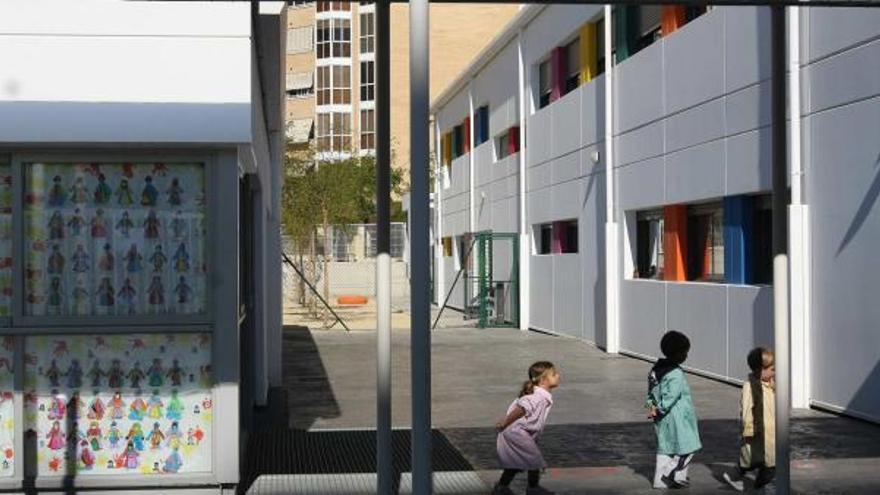 El tipo de colegio a construir mediante bloques modulares prefabricados es el seguido con el centro público San Gabriel de Alicante.