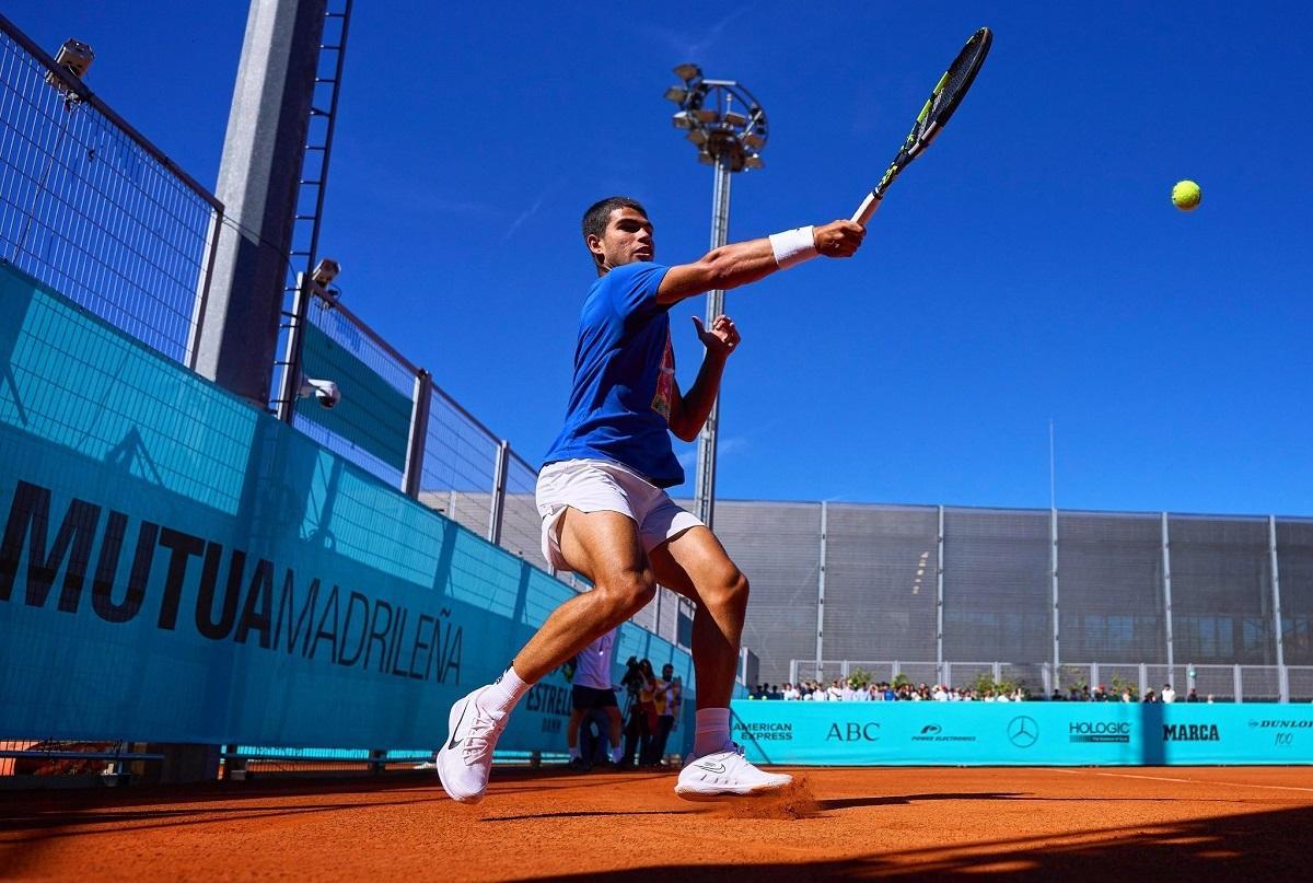 Carlos Alcaraz, en las pistas de entrenamiento del Mutua Madrid Open.