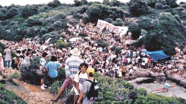 Un millar de personas se manifestaron en Cala Petita a mediados de los noventa del siglo pasado.