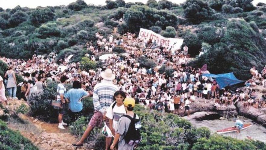 Pancartas a pie de orilla: historia de las manifestaciones que ha habido en las playas de Mallorca en el último medio siglo