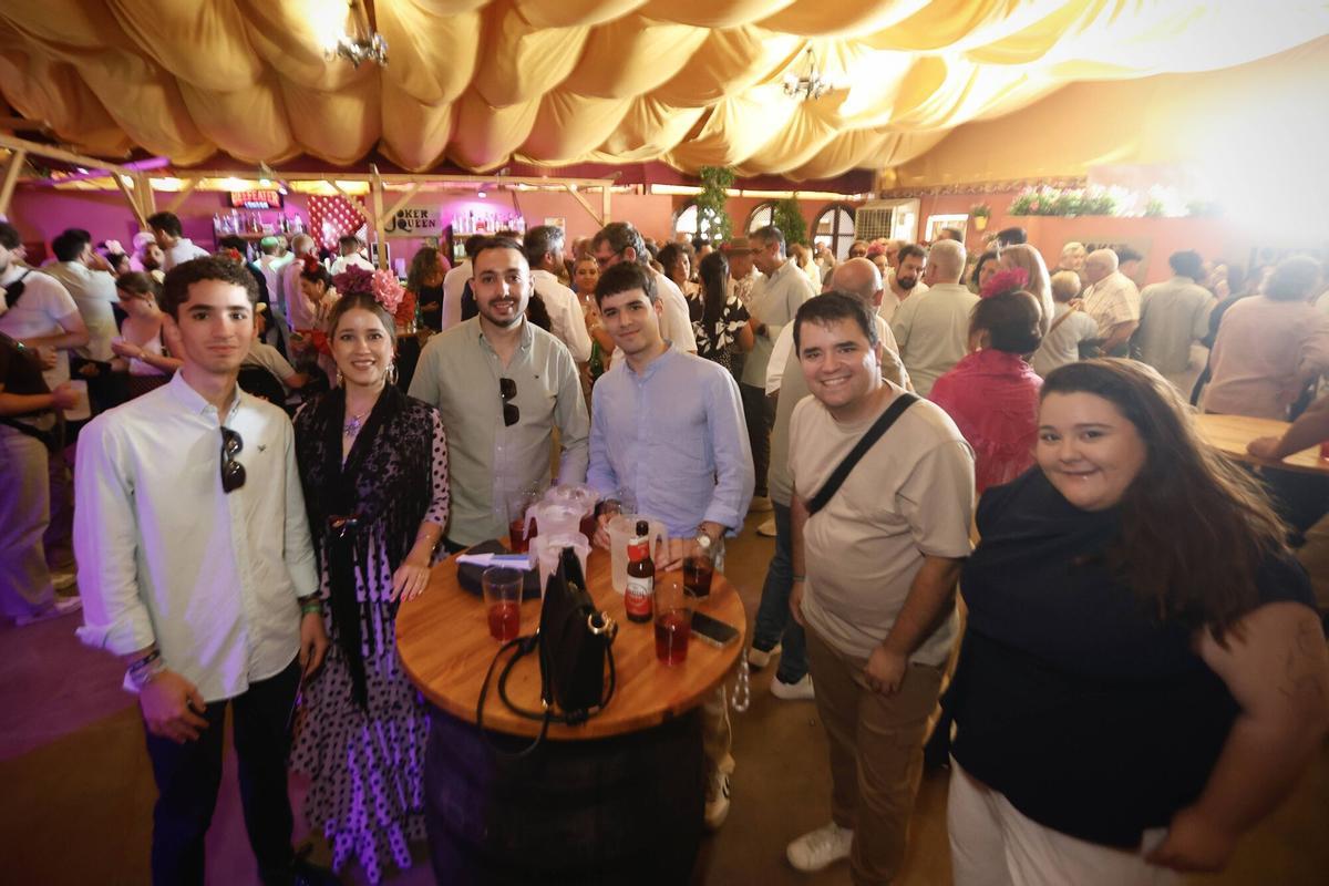 Peñas y el PSOE brindan en un caluroso sábado de Feria