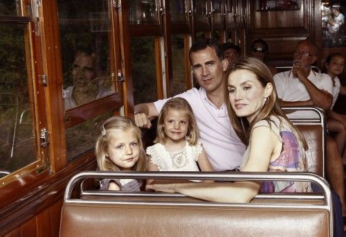 LOS PRÍNCIPES VAN DE EXCURSIÓN CON SUS HIJAS EN EL TREN TURÍSTICO DE SÓLLER