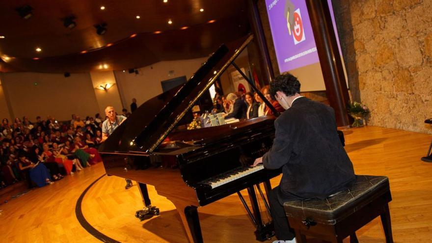 Eric Rovalino, al piano, ameniza el acto de graduación del IES Doctor Fleming, celebrado ayer en el Auditorio. | Marianela Colomer