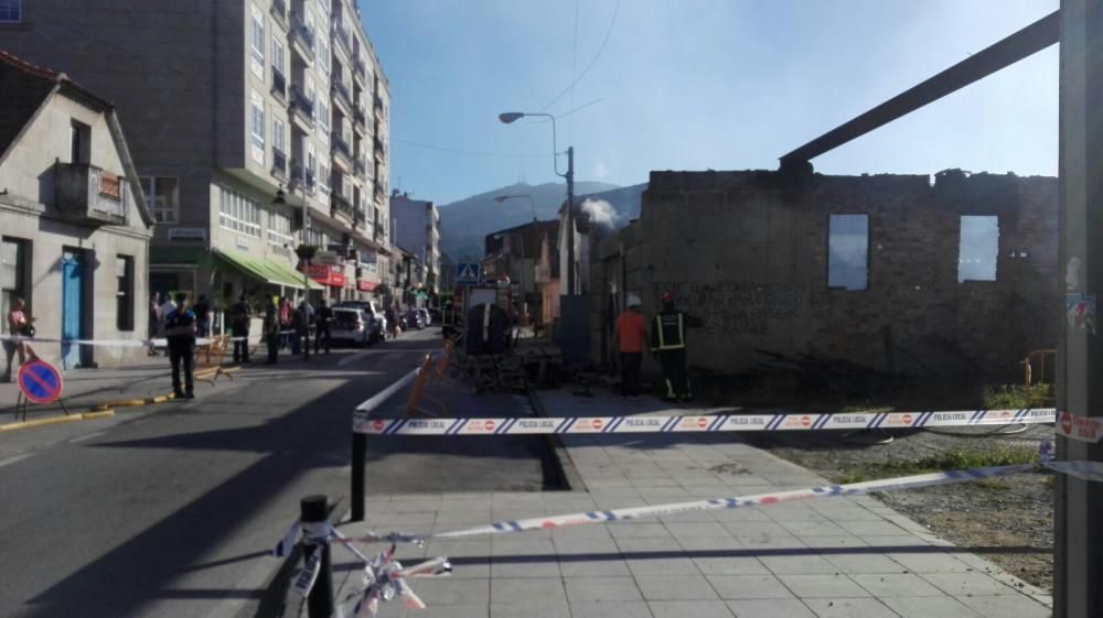 Arde el astillero de Casqueiro en Moaña