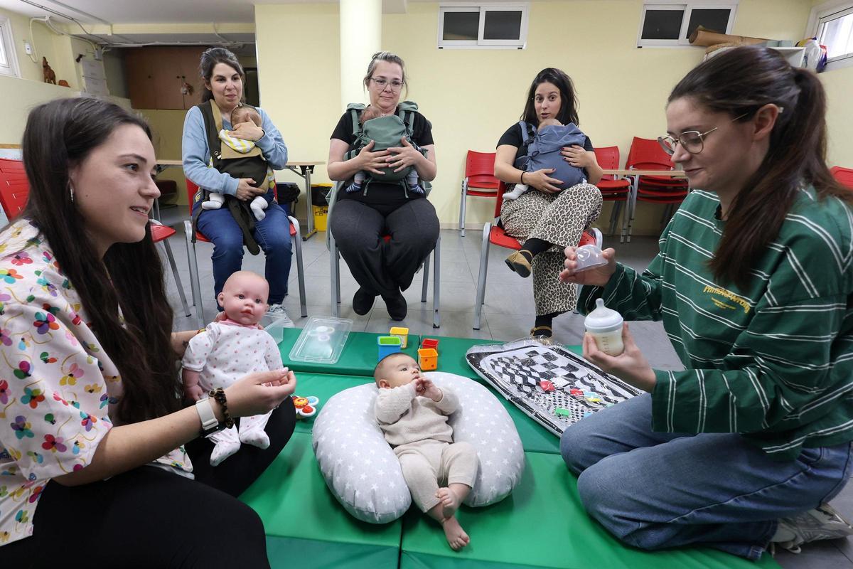 La fisioterapeuta pedriática Aitana Rodríguez guía a las participantes.
