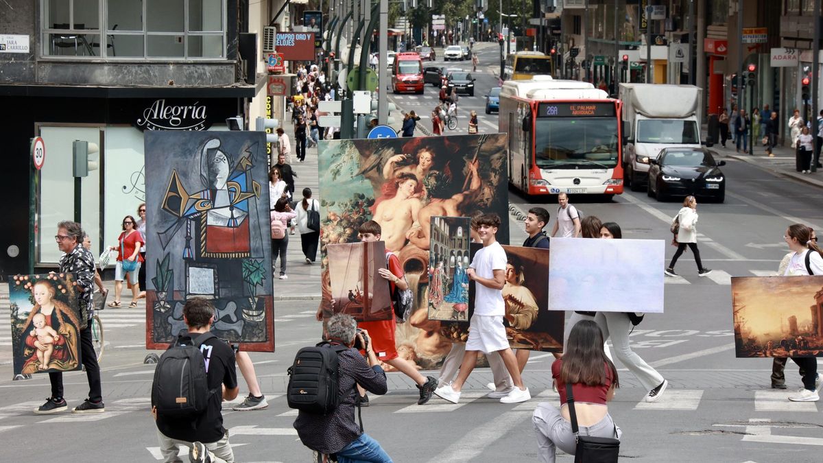 Los cuadros cruzando la Gran Vía de Murcia.