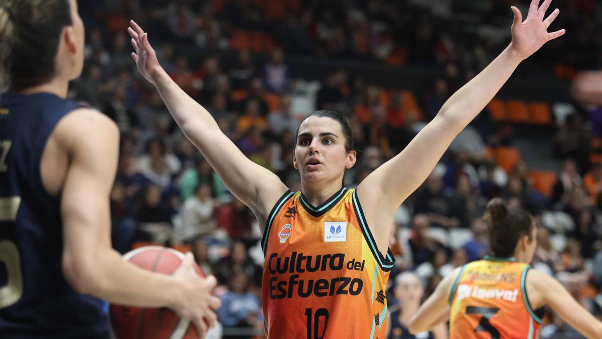 Leti Romero, en el choque ante el Barça CBS. La internacional está siendo una de las mejores del equipo este curso