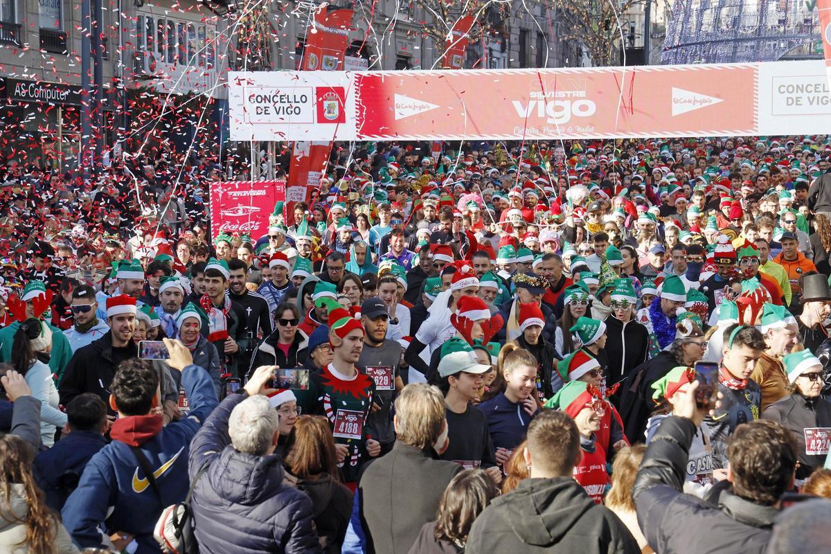 Loca carrera de Navidad: la San Silvestre colorea Vigo