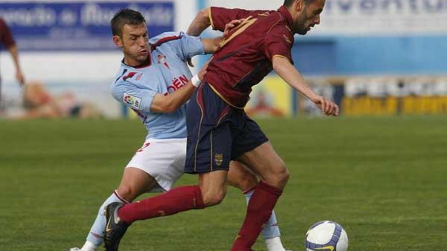 George Lucas intenta frenar a un jugador del Pontevedra.