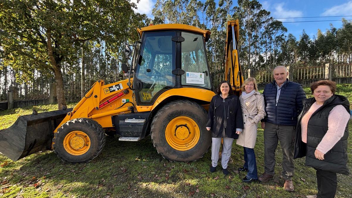 A delegada da Xunta e a alcaldesa, á esquerda, no acto de entrega da retroexcavadora.