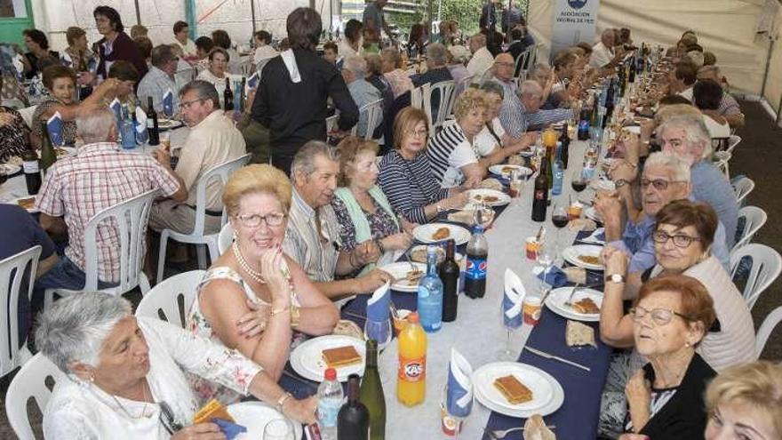 La plaza de la ETEA acogió una multitudinaria comida. // Cristina Graña