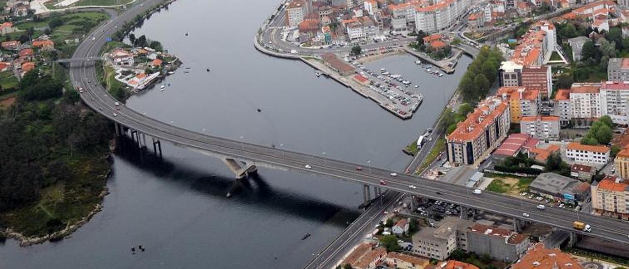 Vista aérea del puente sobre la ría.