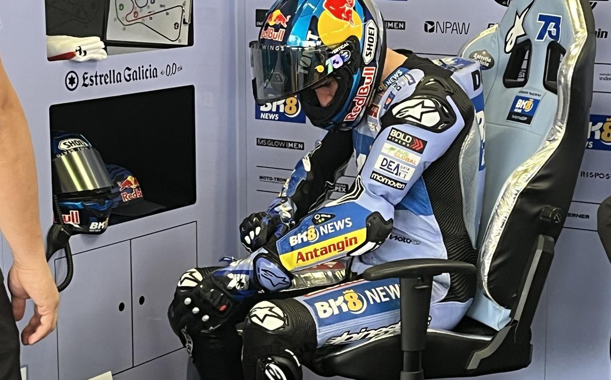 Àlex Márquez se prepara su guante izquierdo con mimo, hoy, en Sachsenring.