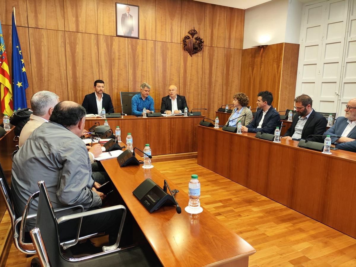 Reunión en el salón de plenos del Ayuntamiento de Orihuela