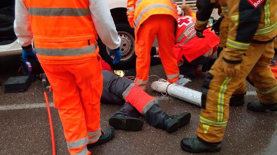 Los bomberos rescatan a una joven atrapada bajo un coche en Calp