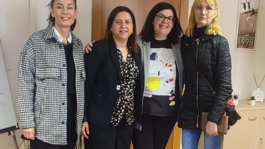 Tres de les mares amb la directora general d’Innovació i Inclusió, Xaro Escrig. | LEVANTE-EMV