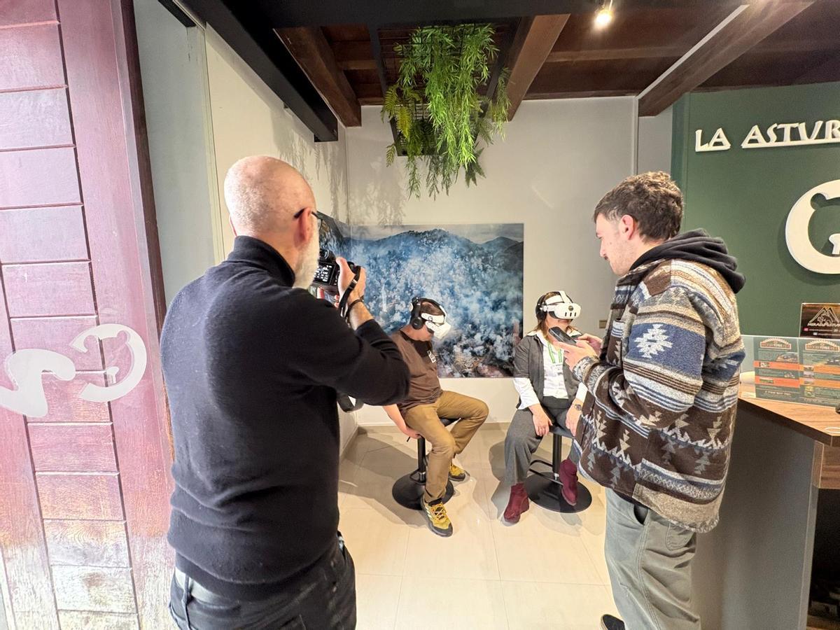 A la izquierda, Xurde Margaride fotografía a dos personas disfrutando de la experiencia de realidad virtual.