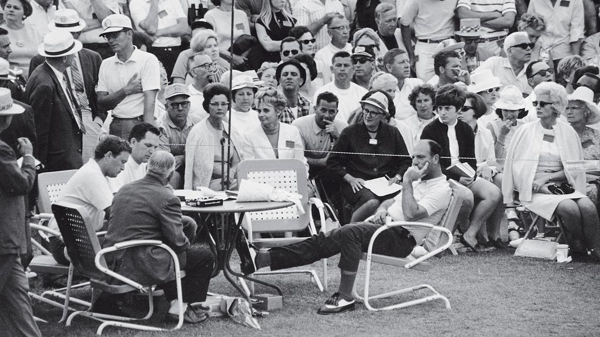 De Vicenzo aguarda paciente la decisión de los jueces, en 1968.