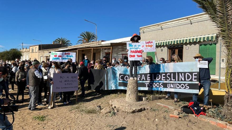 Los vecinos de Mazarrón se concentran contra el deslinde de Costas en la playa de Nares