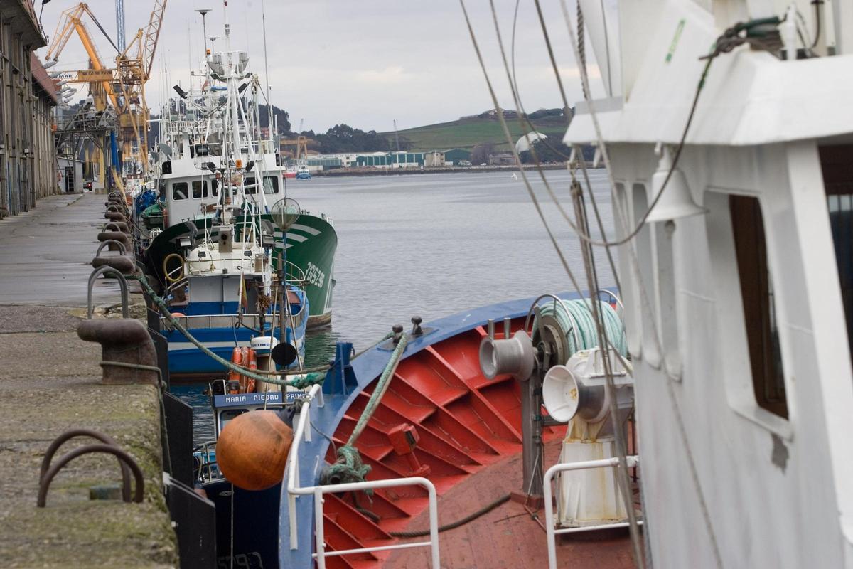 Barcos amarrados en el muelle pesquero de Avilés, en una imagen de archivo.