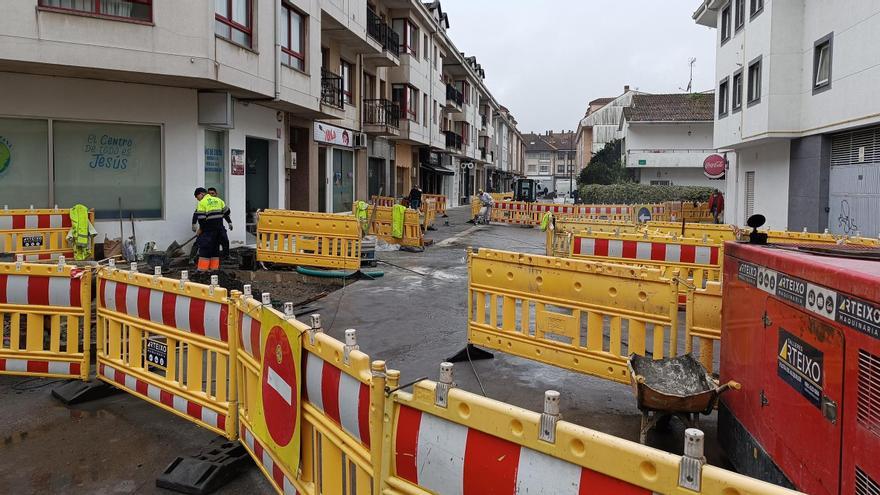 Operarios en la mañana de este martes trabajando en la intersección entre la rúa Entrerríos y Ameneiral de Bertamiráns