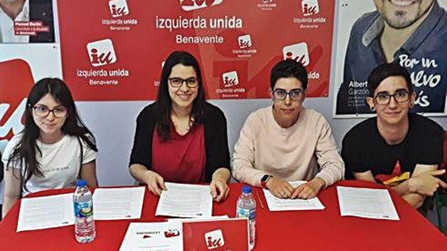 Nuria Herrero edil de Juventud con miembros de la candidatura de IU.