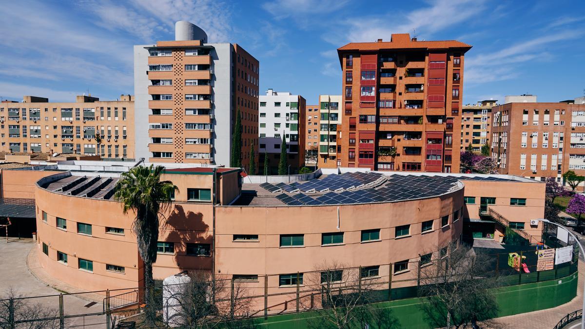Placas fotovoltaicas en la cubierta del colegio Giner de los Ríos.