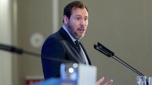 Puente aposta per ampliar la pista del Prat més pròxima al mar