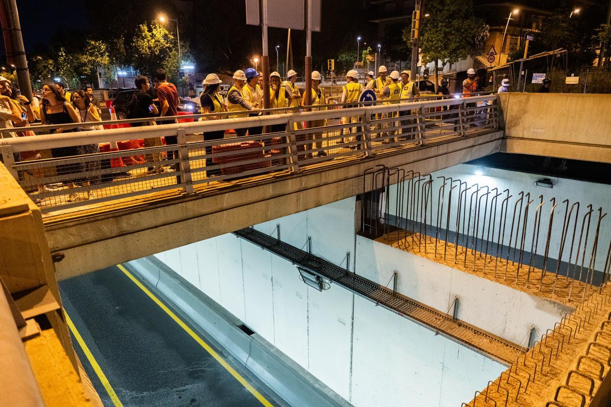 La Guardia Urbana cortará el tránsito en los dos sentidos cuatro noches por semana entre las salidas 5 y 6, mientras una enorme grúa instala 56 prelosas