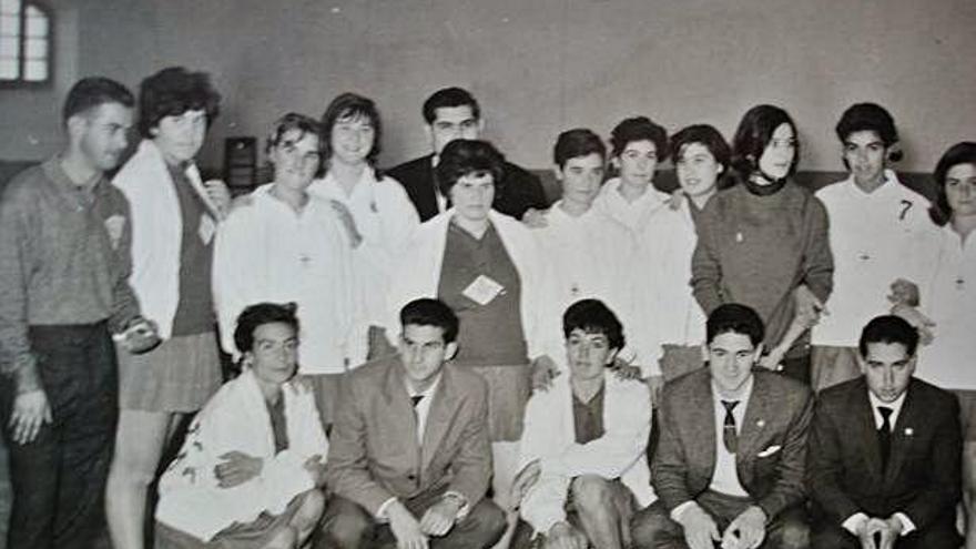 El autor (derecha abajo) con el equipo femenino del Medina Baloncesto y otros, en una entrega de trofeos.