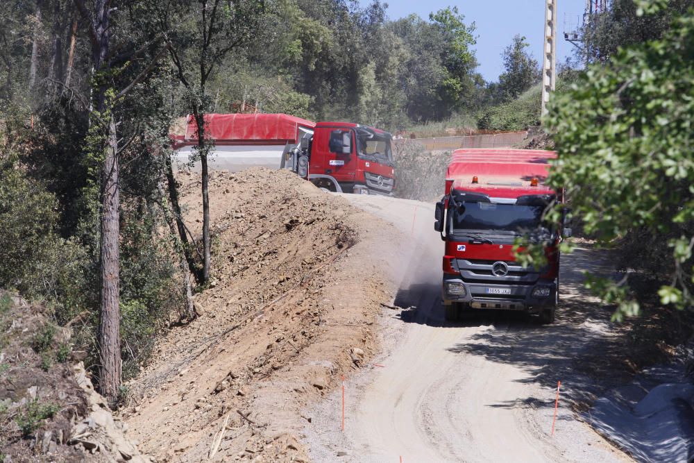 Cues a la «carretera de la Vergonya» per les obres