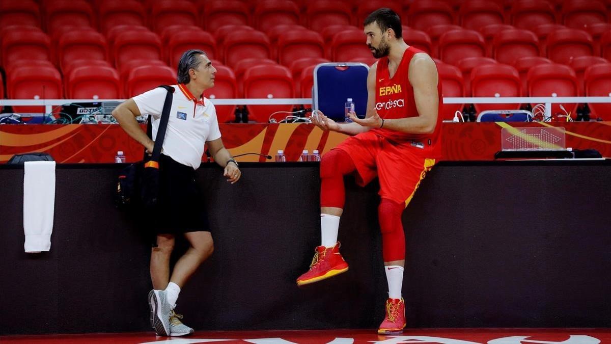 Sergio Scariolo y Marc Gasol charlan en una sesión de preparación en Guangzhou (China).