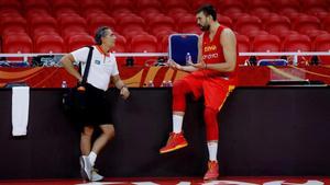 Sergio Scariolo y Marc Gasol charlan en una sesión de preparación en Guangzhou (China).