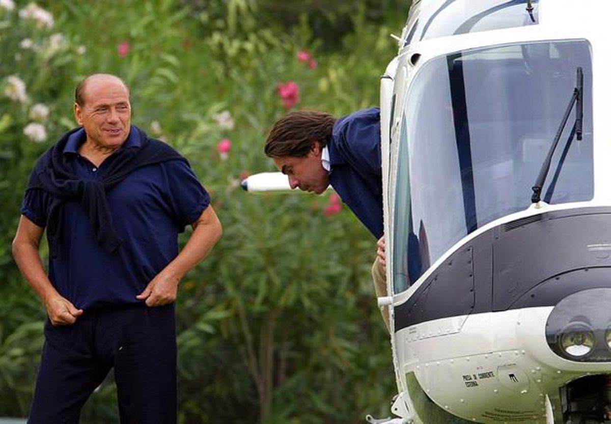 Silvio Berlusconi (esquerra) observa com el llavors president espanyol Jose María Aznar surt de l’helicòpter a Villa Certosa (Sardenya), el setembre del 2003.